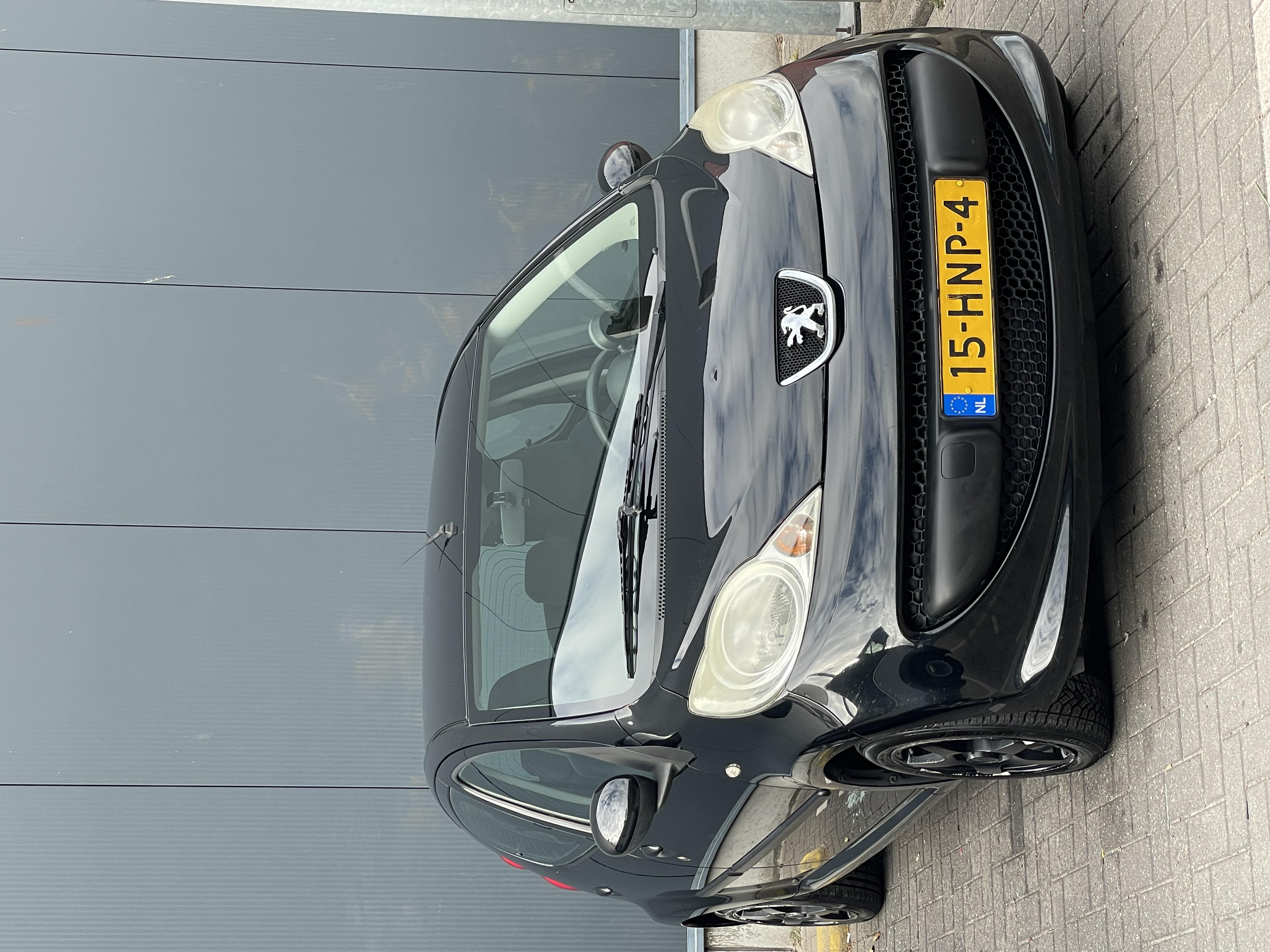 Zwarte Peugeot 107, grondig gereinigd door DJ Detailing