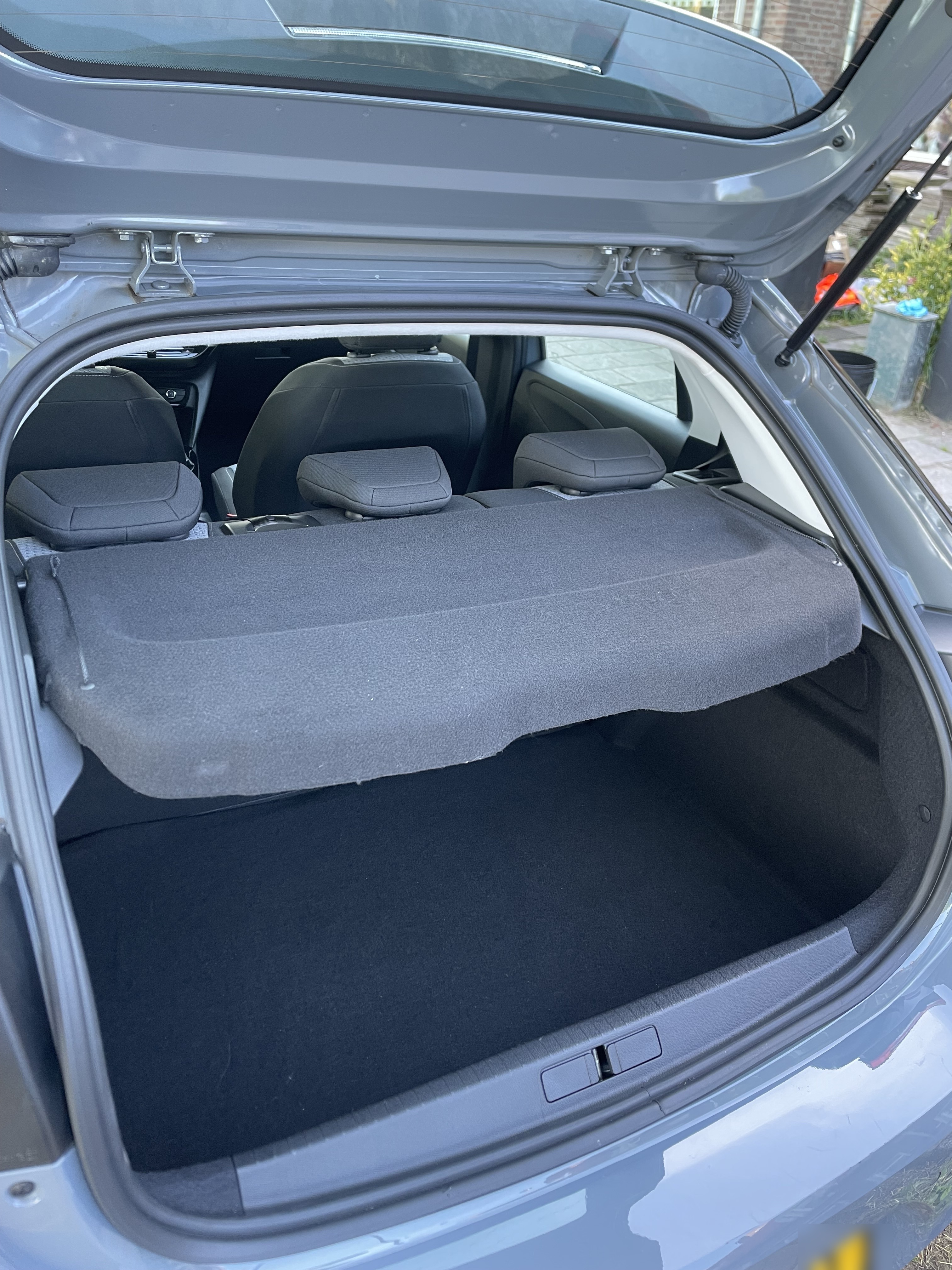 Schoongemaakte kofferbak van de Opel Corsa