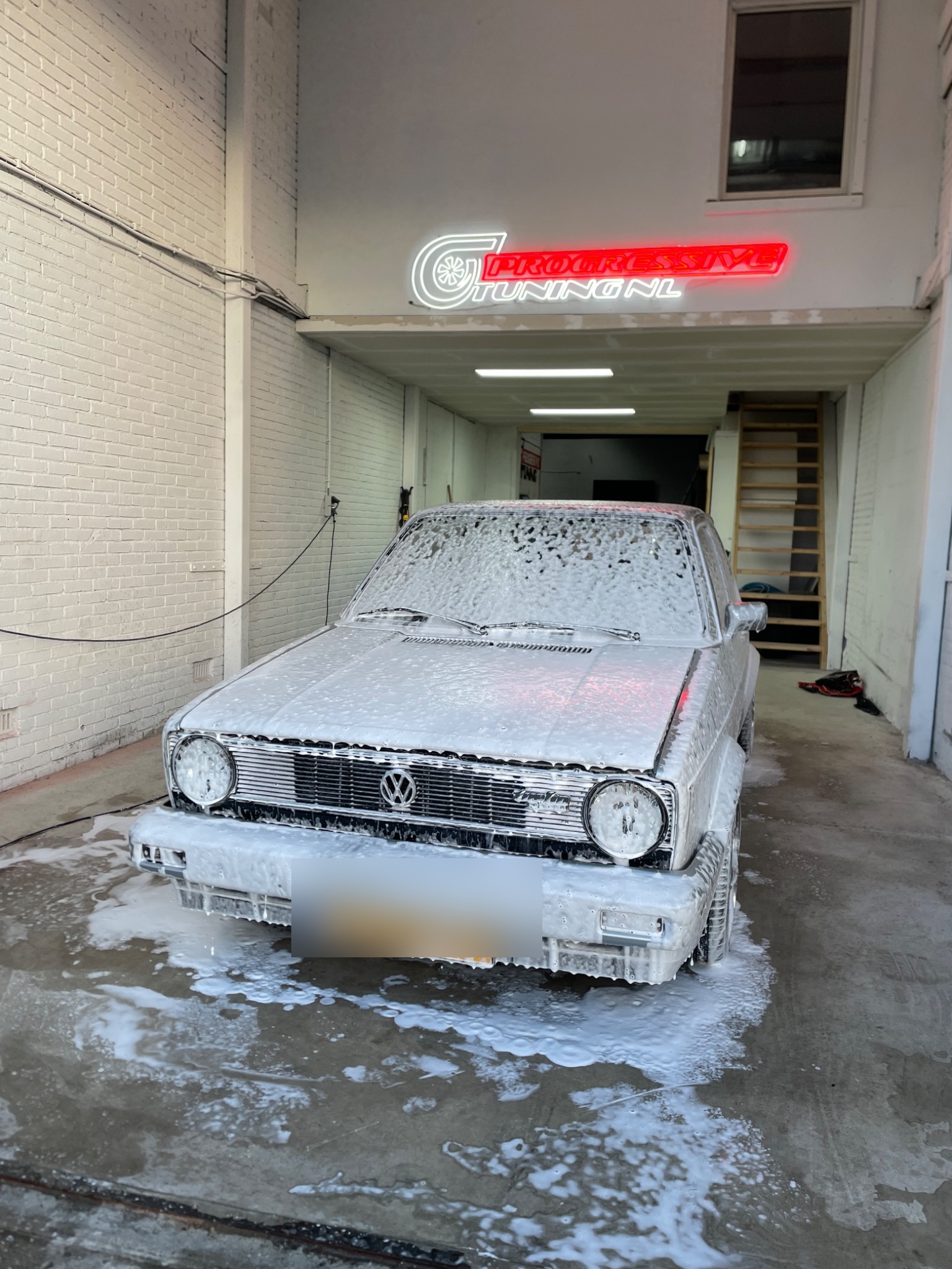 Auto tijdens professionele foam wash door DJ Detailing